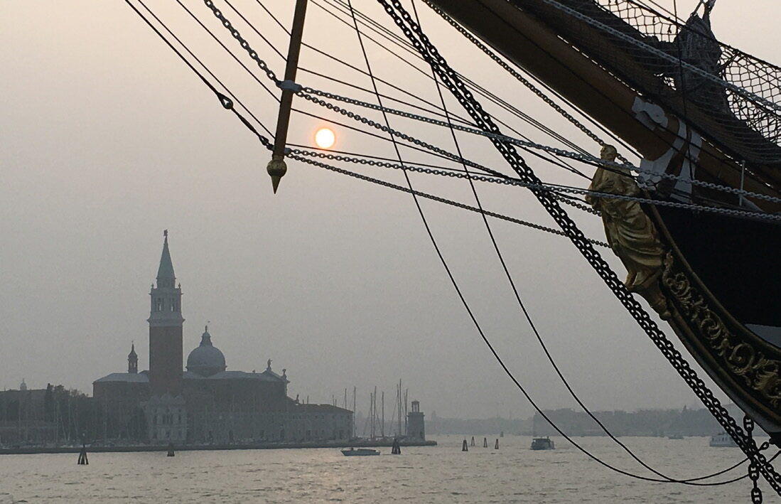 RL166 Viaggi - Lagune d'ottobre - Tramonto nebbioso su San Giorgio a Venezia