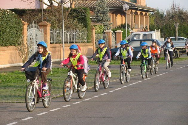 bambini scuola bici