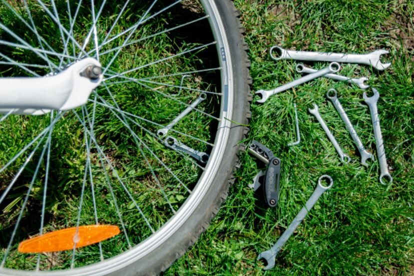 strumenti attrezzi riparazione bici all'aperto (freepik 120485-2377)