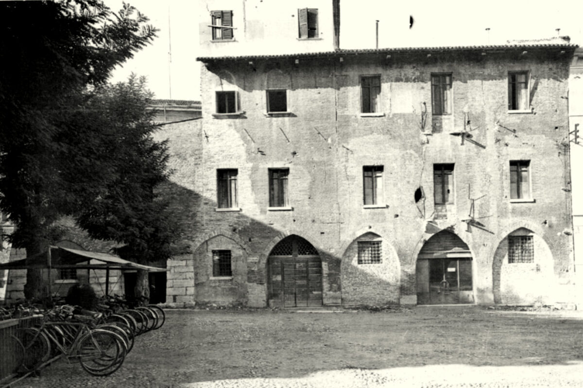 1945 Piazzetta ss. Apostoli - Posteggio bici custodito (da Documenti e Immagini negli Archivi della Soprintendenza - F.G.Romano-M.Vecchiato, 2019)