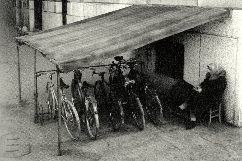 1953 Banca d'Italia Sede di Verona Corso Cavour - Posteggio bici dei dipendenti (foto Gorzegno - 081 - ritaglio)