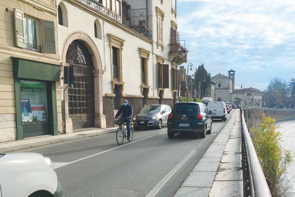 RL169 Muoversi a Verona - Nessuna protezione per il ciclista a Rigaste Redentore