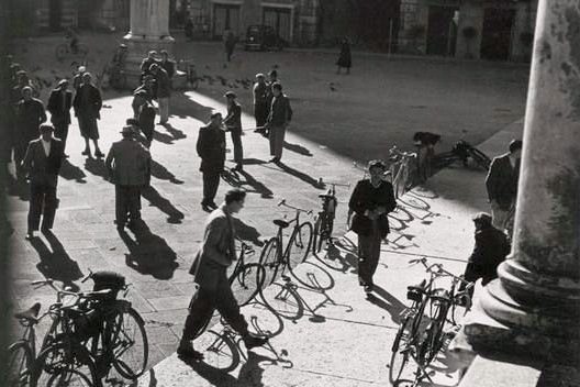 1946ca 'Cura del Sole' in Piazza dei Signori dopo la guerra (foto Werner Bischof) ritaglio