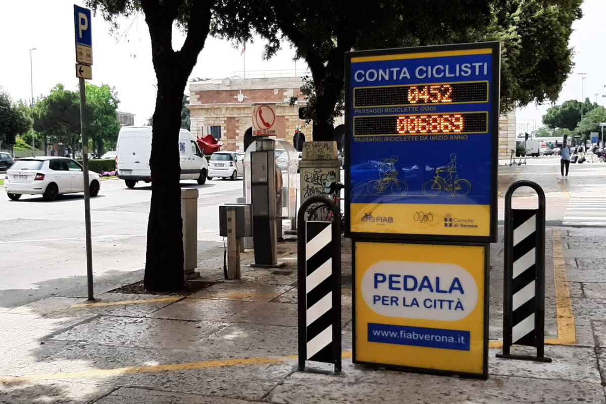 2021.06.19 LUCIANOLOR-X-114610a TotemContaciclisti-CsoPortaNuova