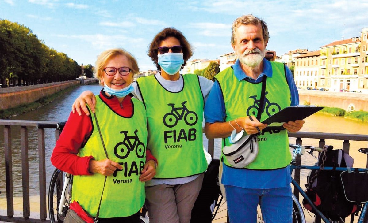 RL172 Biciclette stabili ma quante auto - Volontari a Ponte Garibaldi (cut)