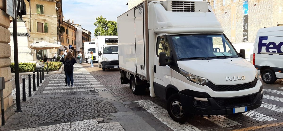 2021.09.21 Sosta selvaggia furgoni a Castelvecchio (masked) - Logistica merci Verona (photo LL)