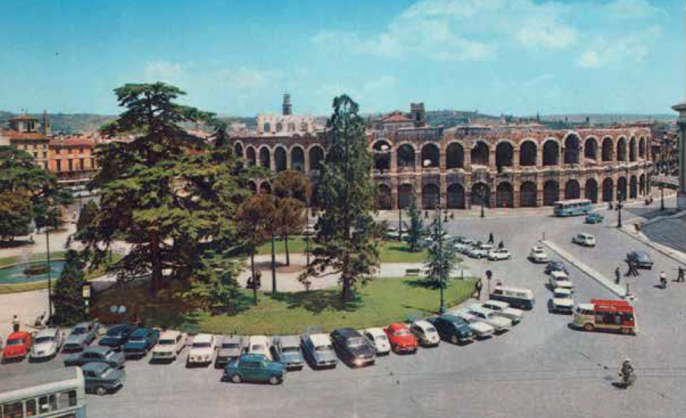 veduta-di-piazza-bra-con-le-auto-in-sosta-davanti-ai-giardini-foto-archivio-morando-da-architettiverona-it-av130