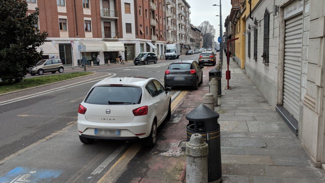 auto-in-sosta-su-ciclabile-da-bikeitalia-it