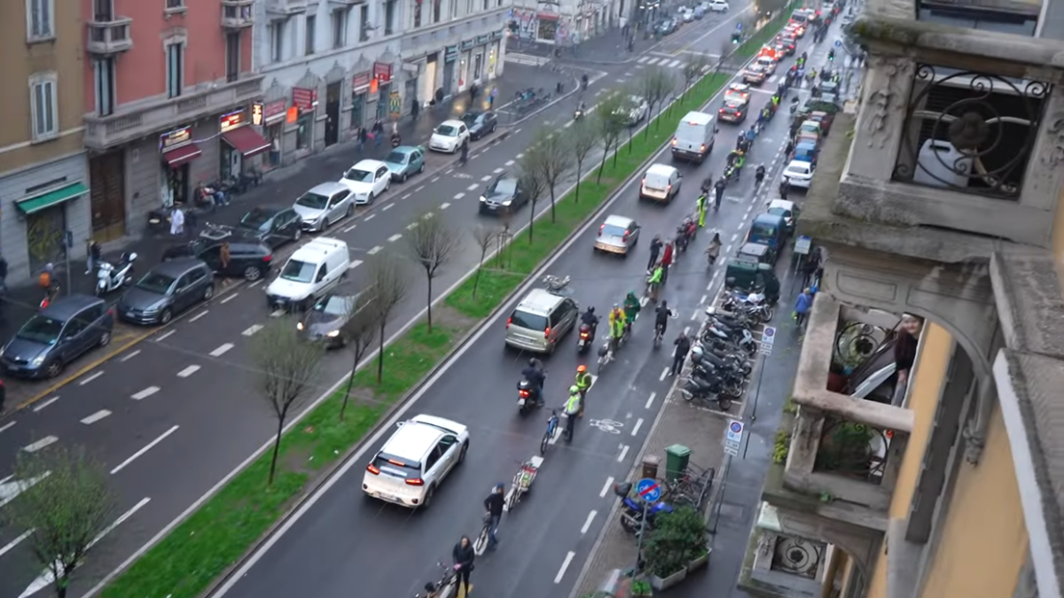 2022-11-10-pietro-franzese-proteggimi-bike-lane-di-viale-monza-un-muro-umano-a-difesa-della-ciclabile-contro-il-parcheggio-abusivo-rsmvaik32em-1237x696-7m03s