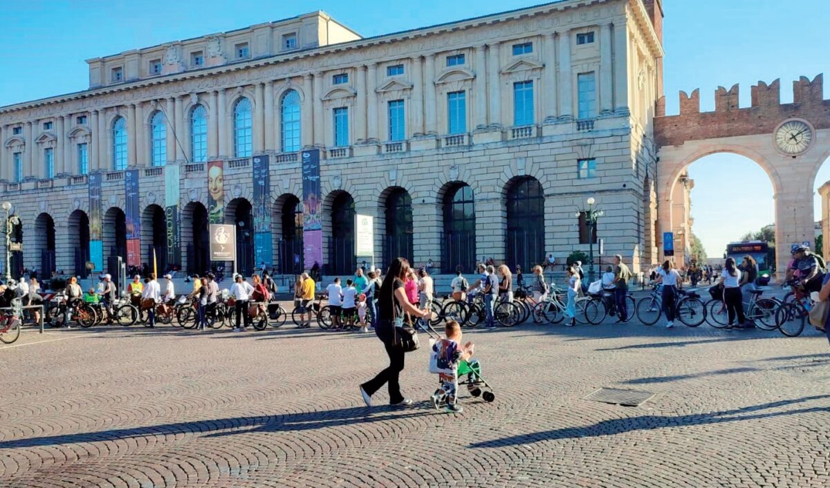 RL176 Marchiatura in Bra - La fila dei ciclisti