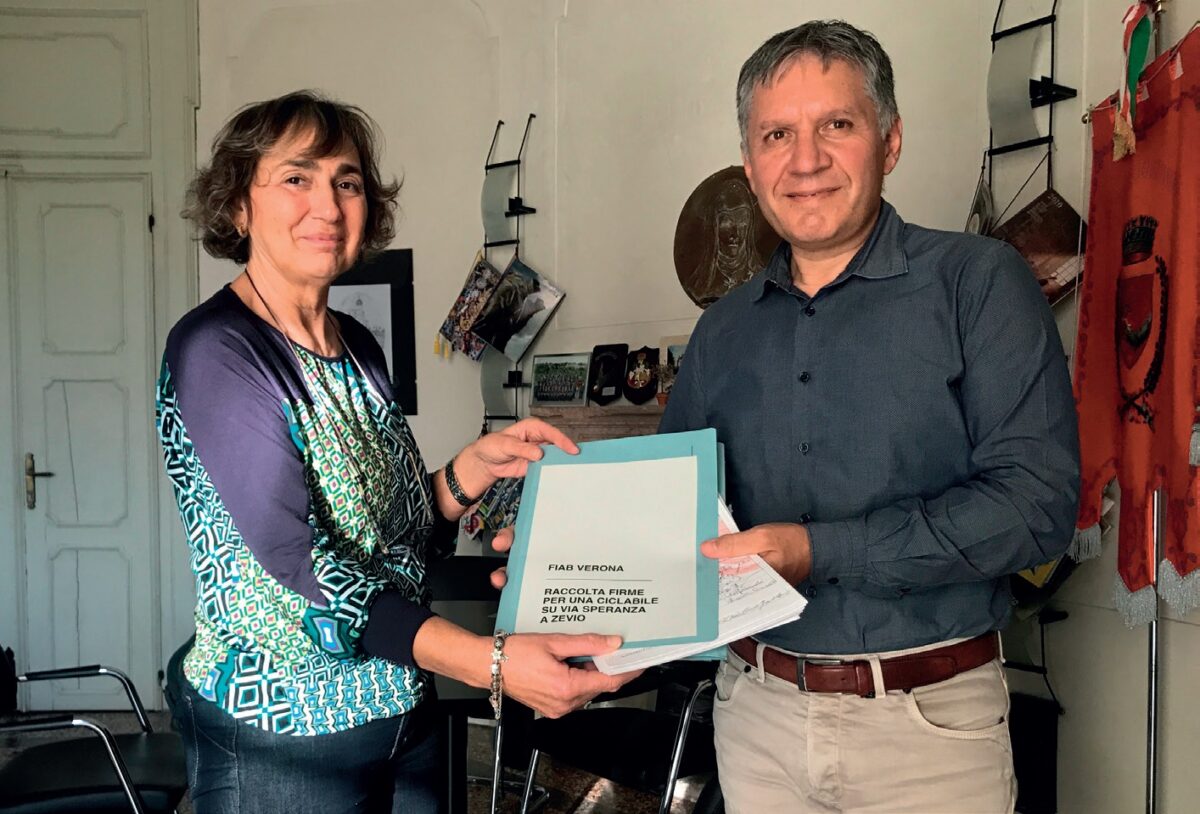 RL177 Consegnate a Zevio le firme per una pista ciclabile su via Speranza - Consegna delle firme alla sindaca Paola Conti