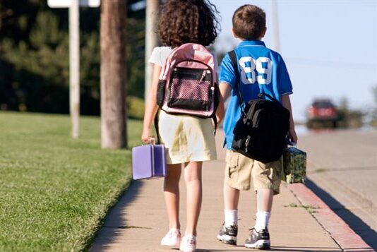 bambini-a-scuola-a-piedi-110704_ix91f_enfants-marche_sn635-da-ata-pedibus-ch