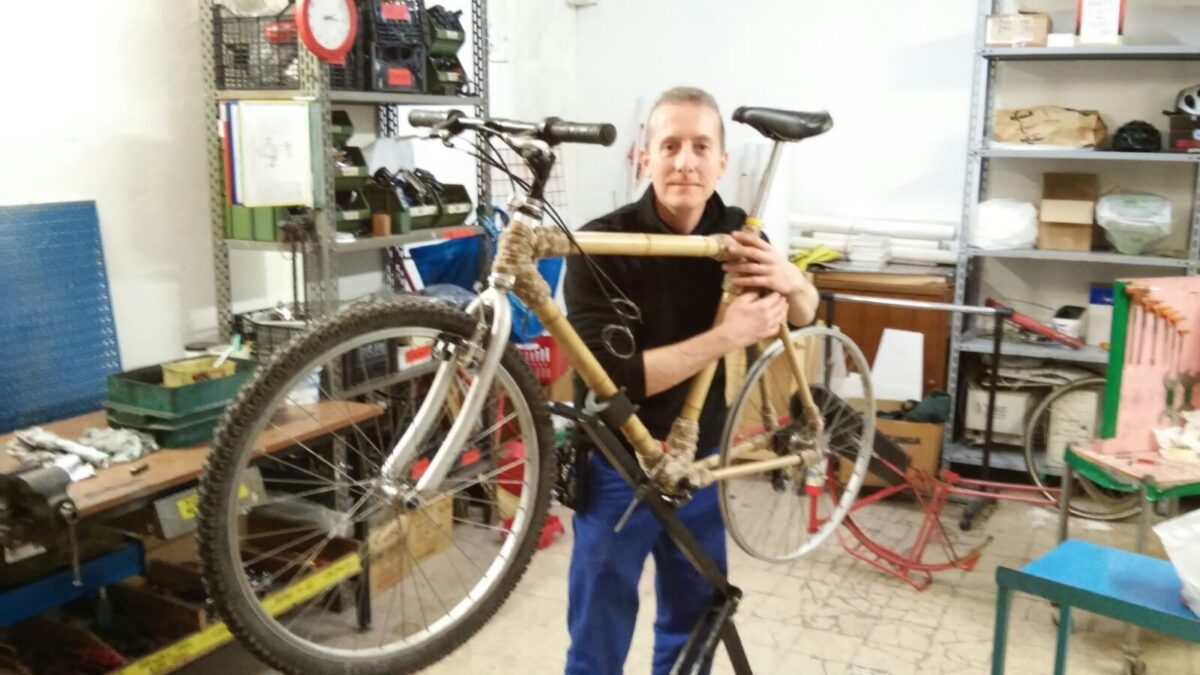 2015.11.23 Federico Girardi in ciclofficina alle prese con una bici speciale