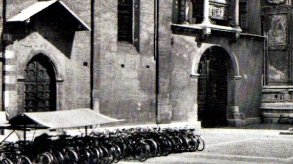 1950's Posteggio biciclette in piazza S. Anastasia (primi anni '50 - foto Archivio Biblioteca Civica) (ritaglio)
