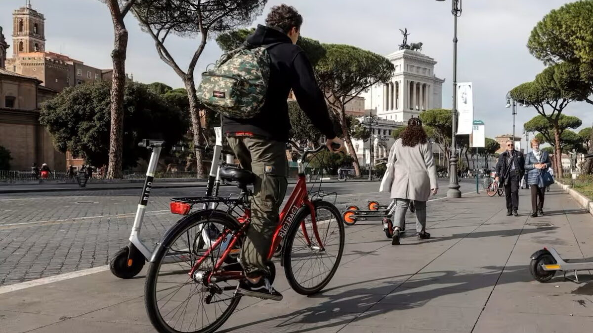 chi-va-in-bicicletta-vive-2-anni-di-piu-e-ne-dimostra-8-di-meno-roma-fori-imperiali-foto-ansa-da-tg24-sky-it