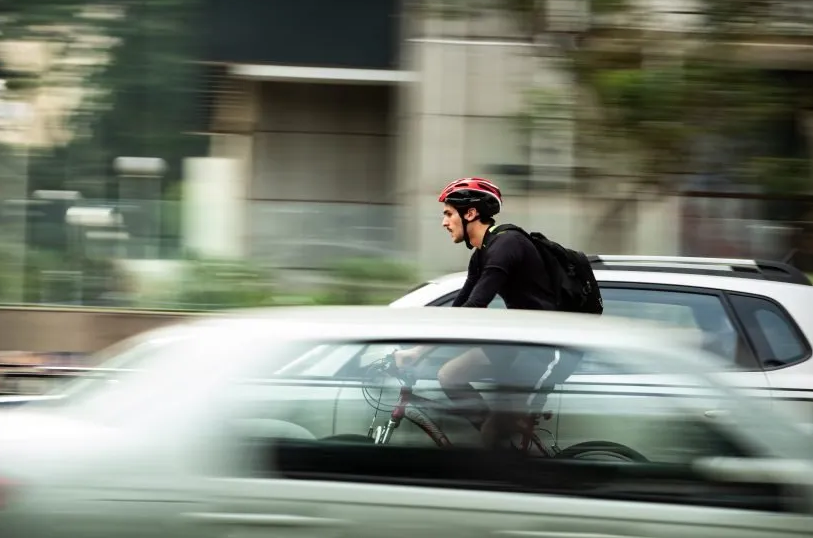 ciclista-in-mezzo-alle-auto-in-velocita-eduardo-enrietti-_f69aqed-eg-unsplash-da-fiabitalia-it