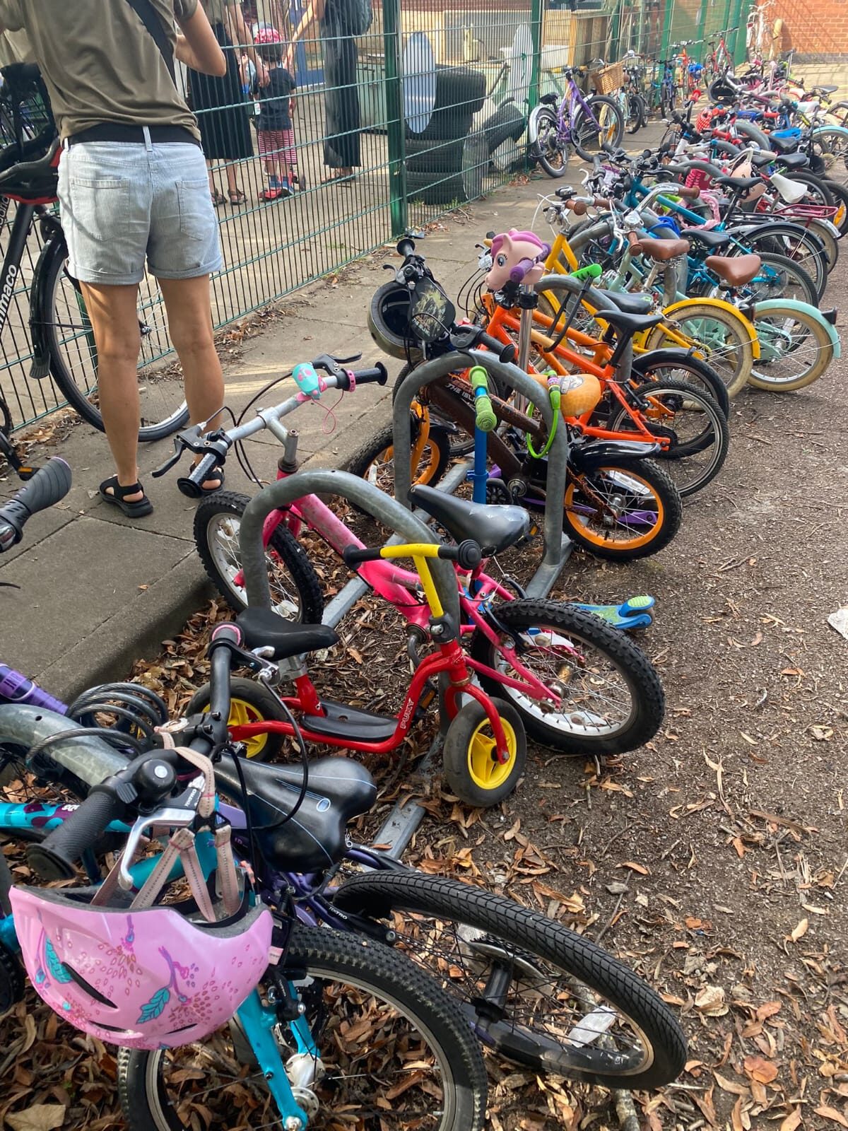 2023-09-07-oxford-primary-school-4-11-anni-primo-giorno-di-scuola-parcheggio-ingresso-bambini-4-6-anni-foto-di-emily-kerr
