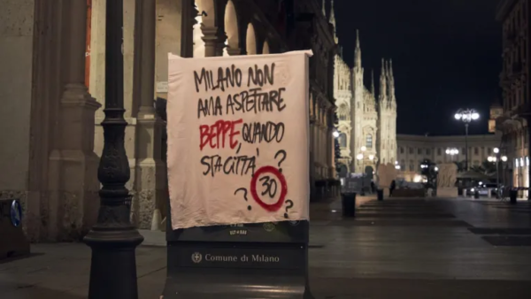 milano-striscione-appeso-in-piazza-duomo-per-chiedere-la-citta-30-da-linkiesta-it