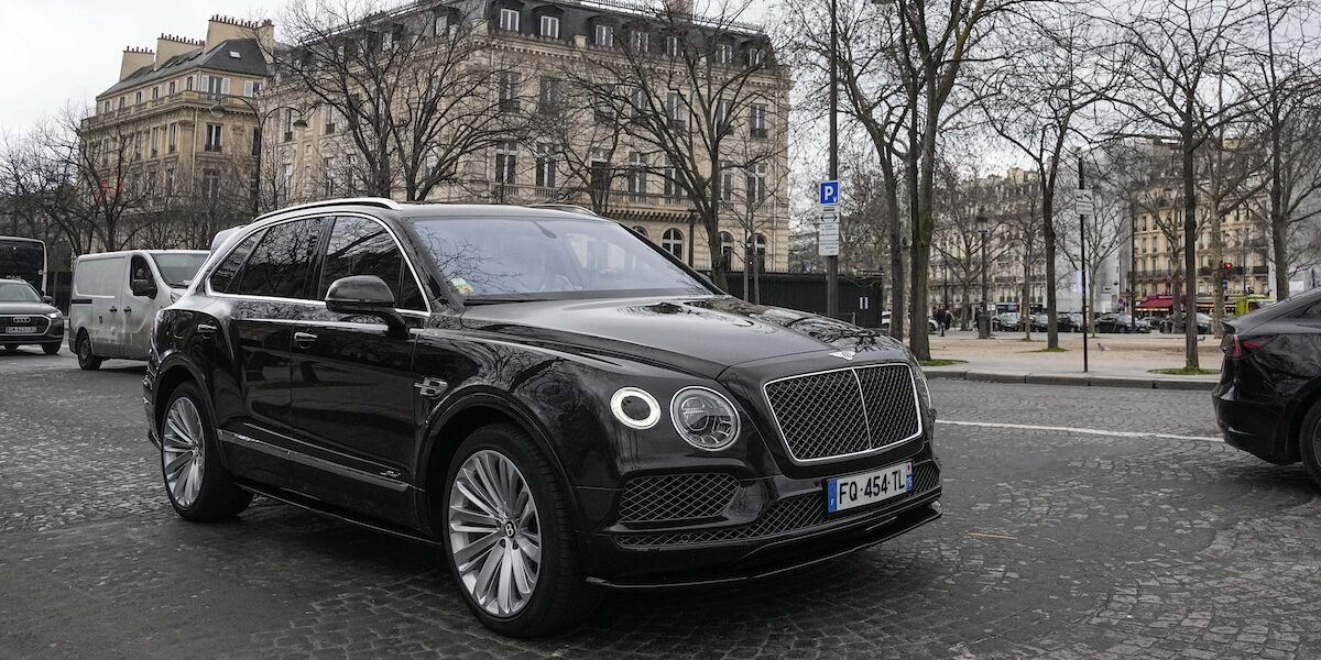 A Parigi è passato il referendum per triplicare le tariffe dei parcheggi per i SUV