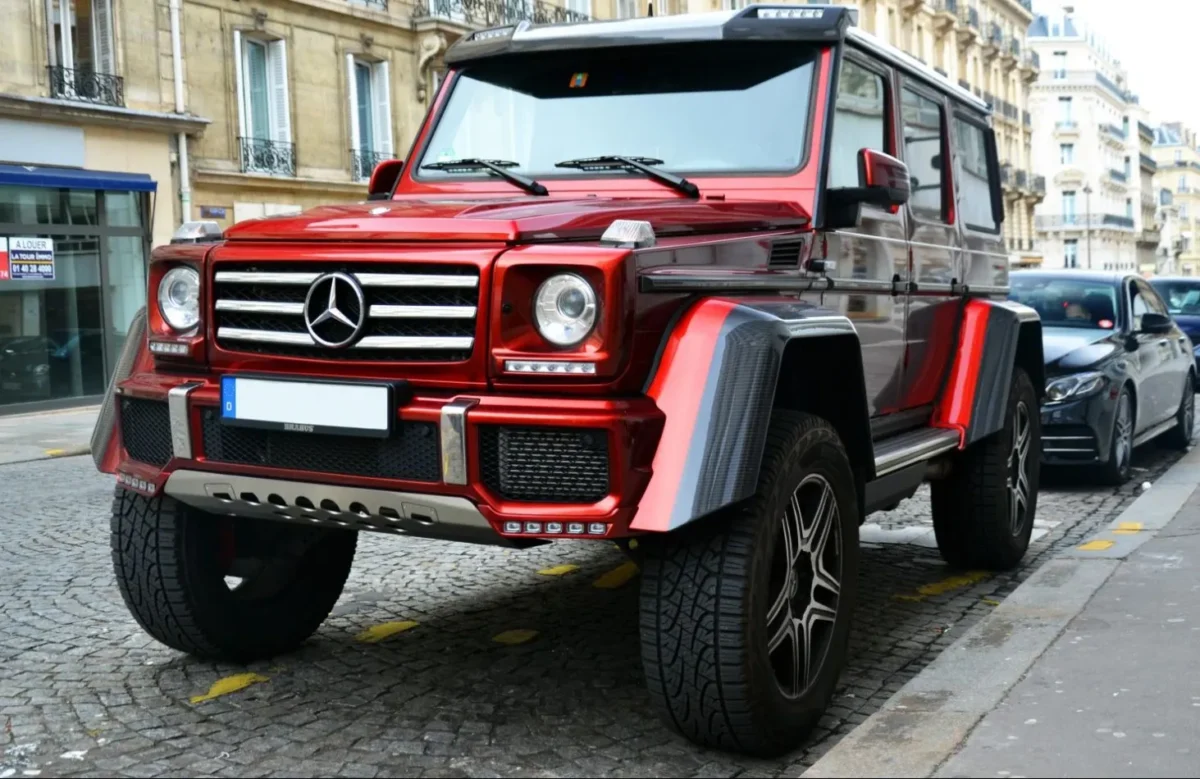 auto-piu-larghe-citta-meno-vivibili-un-veicolo-mercedes-parcheggiato-a-parigi-di-te-da-altreconomia-it