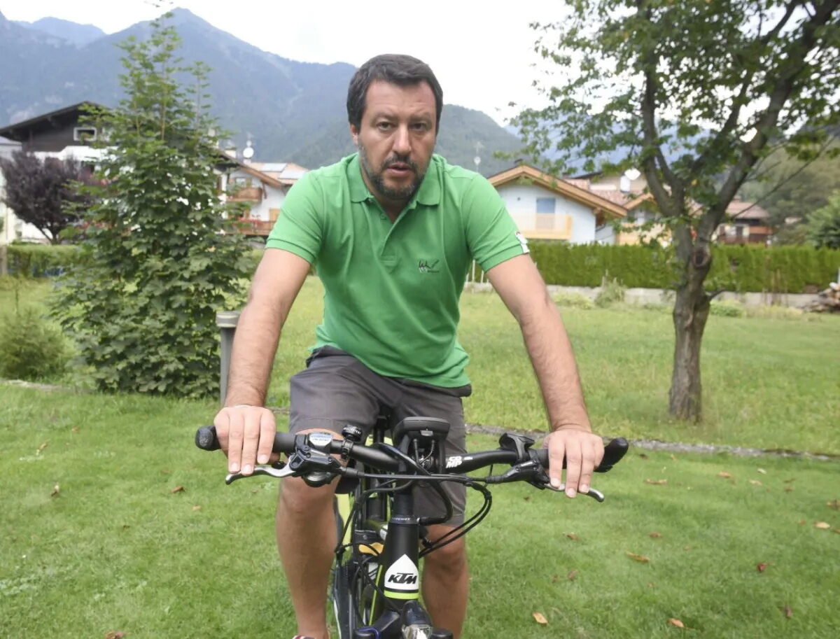 matteo-salvini-in-bicicletta-foto-di-lapresse-da-linkiesta-it