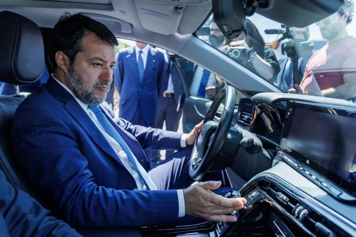 matteo-salvini-al-posto-di-guida-di-una-vettura-foto-di-roberto-monaldo-lapresse-da-linkiesta-it